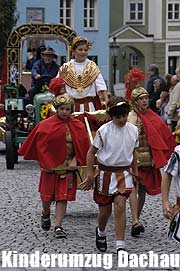 Am ersten Festsonntag des Dachauer Volksfestes, am 09.08.2009, findet der Dachauer Kinderfestzug statt. Ein Spektakel, an dem sich Kinder, Künstler, Schausteller, Vereine, Musikgruppen etc. sehr fantasievoll verkleidet beteiligten, welches immer am 1. Festsonntag um 11.00 Uhr an der Brucker Straße / Ecke Augsburger Straße mit rund 600 Teilnehmern startet (Foto: ingrid Grossmann)